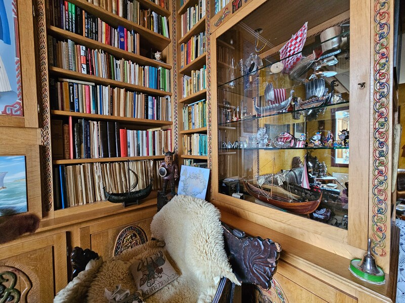 Eriks-viking-troon-in-bibliotheek