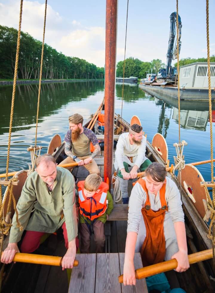 Vikingschip-in-actie-op-kanaal-dessel-schoten