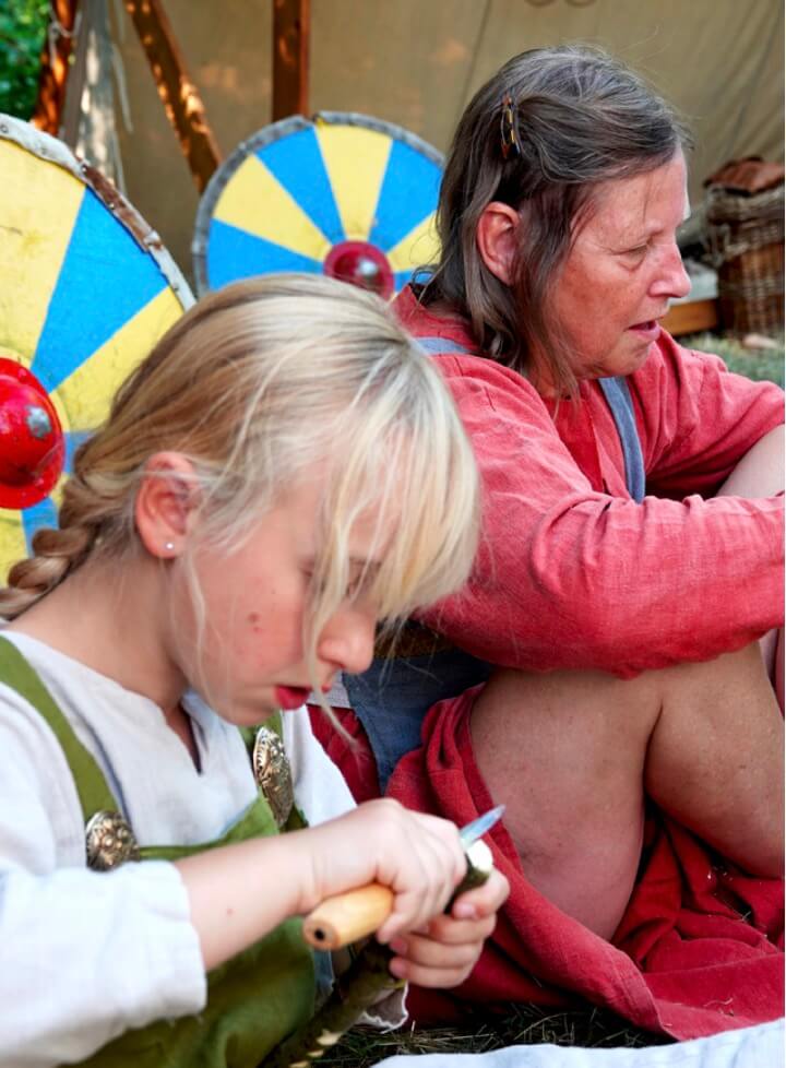 Lieve-en-blond-kindje-in-viking-tentenkamp