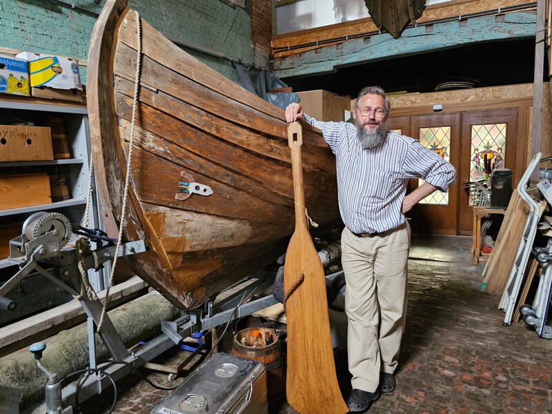 naast-eriks-woning-huurt-het-genootschap-nog-een-garage-waar-een-vikingboot-staat-en-het-viking-genootschap-een-clublokaal-heeft